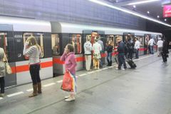 V pražském metru začala hrát hudba, má zlepšovat náladu