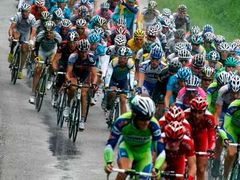 Peloton během třinácté etapy Tour de France z Vittelu do Colmaru.