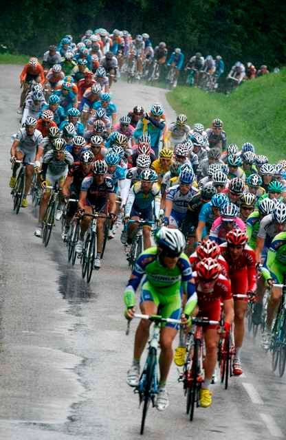 Peloton během třinácté etapy Tour de France