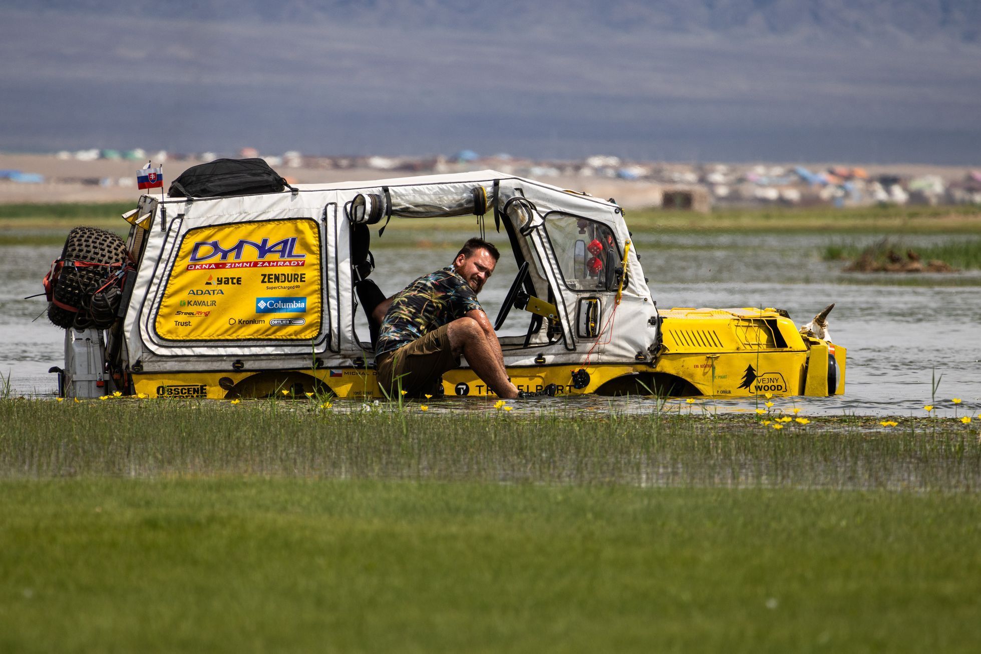 Žlutá žába pluje!
