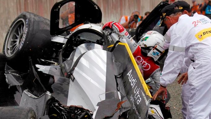 Těžká havárie Audi, v němý seděl Allan McNish, v Le Mans 2011.
