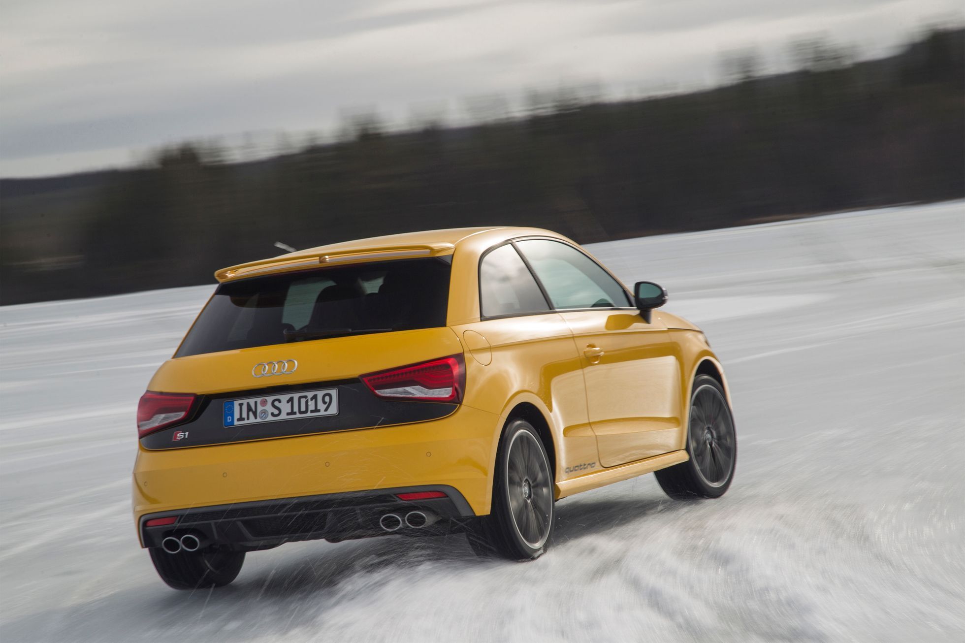 Audi S1 při jízdě na ledovém jezeře