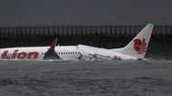 Zprvu se také předpokládalo, že letoun typu Boeing 737 přejel přistávací dráhu a sjel do moře; dráha je totiž netypicky umístěna tak, že na jedné straně začíná na linii břehu a na opačné vybíhá daleko do moře.