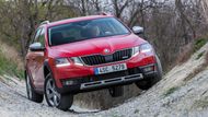 Škoda Octavia Scout má o 33 mm výš podvozek než klasická Octavia Combi a výhradně pohon všech kol.