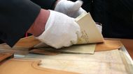 Faksimile výslechových protokolů mají v pouzdře své pevné místo, stejně jako pergameny