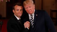 "Mám ho moc rád," prohlásil Trump na Macronovu adresu poté, co na úvod tiskové konference francouzský prezident po klasickém potřesení pravicí přešel na stisk rukou.