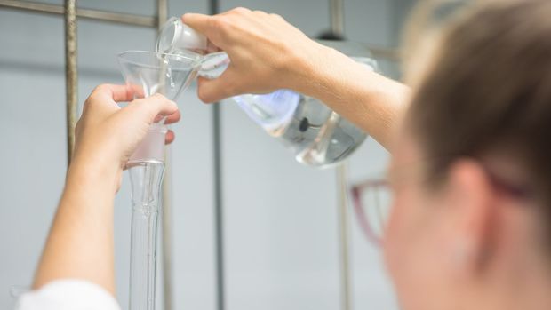 Při chemických pokusech v hradecké škole se popálily dvě děti i učitelka