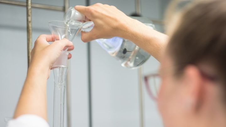 Při chemických pokusech v hradecké škole se popálily dvě děti i učitelka; Zdroj foto: Jakub Plíhal