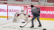 ... a zakončení jakbysmet. Na veřejný trénink se přišlo do Werk Areny podívat několik stovek rodičů, malých hokejistů a dalších fanoušků. Kdykoliv se Jágr blýskl povedeným momentem, publikum ho ocenilo potleskem.