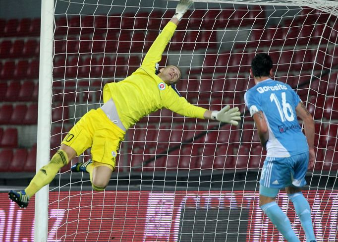 Fotbal, Sparta Praha - Slovan Bratislava: vítězný gól Sparty, brankář Matúš Putnocký