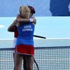 Vzájemná gratulace. Barbora Krejčíková a Kateřina Siniaková pove finále na OH 2020 proti Viktoriji Golubicové a Belindě Bencicové
