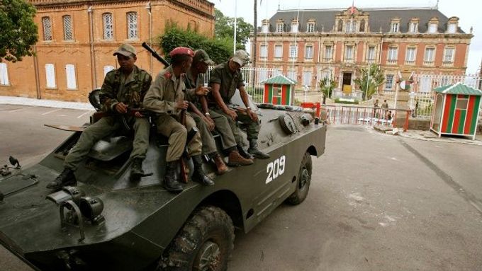 Vojáci před prezidentským palácem v centru Antananariva