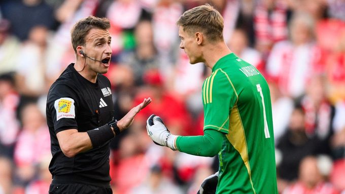 Rozhodčí Jan Beneš zůstane podepsán pod kontroverzním verdiktem v zatím posledním derby S