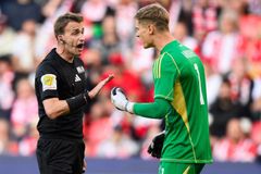 Nejen Oscarův gól. Na Letné "plaval" Plavecký, trefa z autu či skrývající se sudí