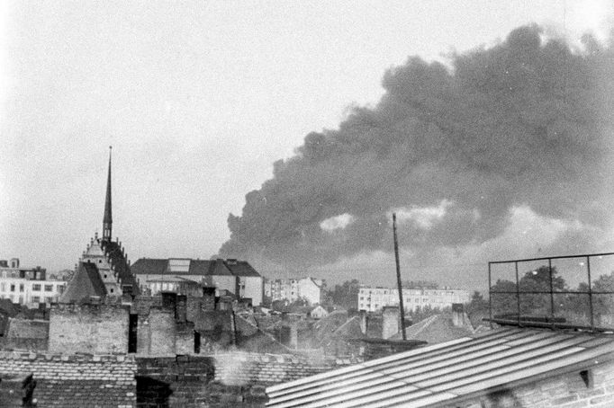 Hustý dým z hořících Fantových závodů se valil nad Pardubicemi několik dní. Červenec 1944