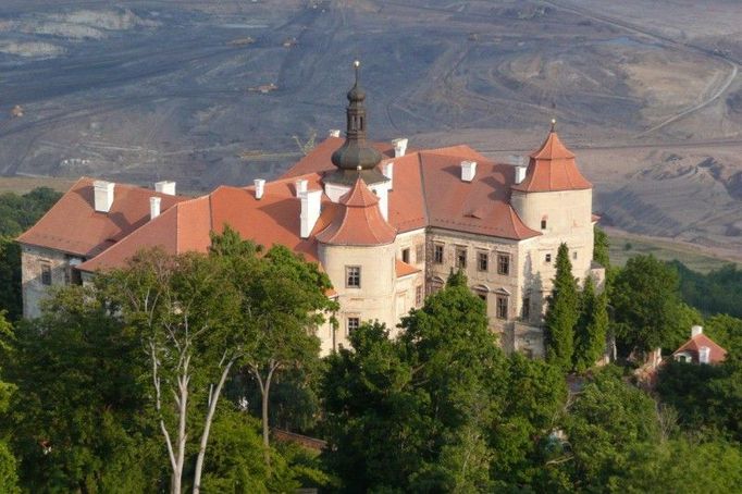 V historii jednen z dendrologicky nejcennějších parků u nás dnes ohrožen těžbou uhlí. Doprovodné akce V rámci akce "Víkend otevřených zahrad" se uskuteční dvě komentované prohlídky v dochované části zámeckého parku "ARBORETA". Termíny prohlídek: 9.6.2012 ve 14:00 hod 10.6.2012 ve 14:00 hod. Sraz zájemců o prohlídku je v pokladně zámku. Vstupné: dospělí 60,- Kč; děti a studenti 40,- Kč Text byl převzat ze stránek www.vikendotevrenychzahrad.cz  Více informací o uvedené zahradě můžete naleznout ZDE .