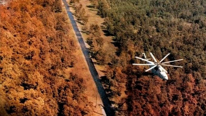 Rusové měli projet bez ochrany Červeným lesem u Černobylu. Obrněnci mohou vířit smrtelný prach