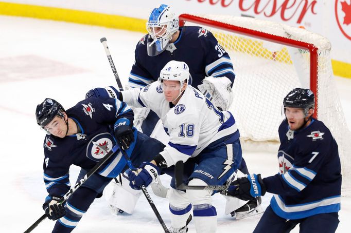 NHL 2019/20, Winnipeg - Tampa Bay: Útočník Tampy Ondřej Palát (18) v souboji s Nealem Pionkem (4).