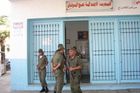 Obavy z násilností a protestů se nepotvrdily. Každou volební místnost hlídali ozbrojení vojáci (Bizerte, severní Tunisko).