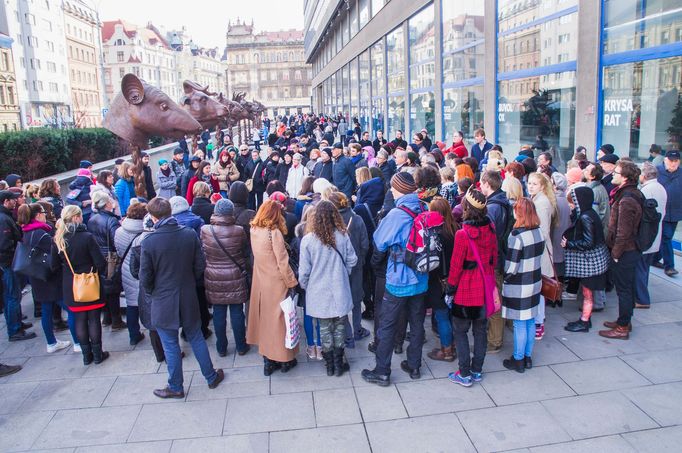 Vernisáž Aj Wej-wejova sousoší Zvěrokruh za okny Café Jedna.