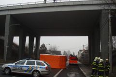 Muž lezl na budovy i stožáry a hrozil sebevraždou