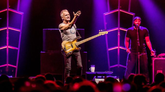 Sting začal pražský koncert hitem Message In A Bottle z éry kapely The Police. Záznam pochází z pařížské Olympie. Foto: Matej Slávik
