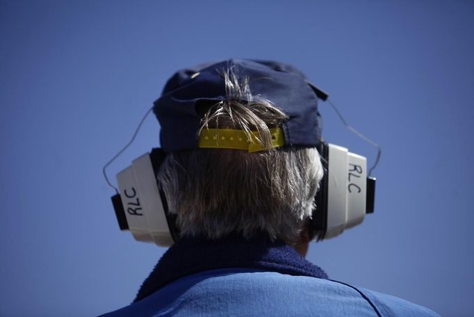 A man wears ear protection gear during the Big Sandy Shoot in Mohave County, Arizona March 23, 2013. The Big Sandy Shoot is the largest organized machine gun shoot in the United States attended by shooters from around the country. Vintage and replica style machine guns and cannons are some of the weapons displayed during the event. Picture taken March 22, 2013. REUTERS/Joshua Lott (UNITED STATES - Tags: SOCIETY) Published: Bře. 25, 2013, 3:35 odp.