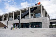 Praha má po 40 letech nové nádraží. Vlaky zajíždějí přímo do budovy