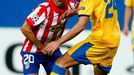 Simao (Atletico) a Kontis (APOEL Atletico) v souboji v utkání Ligy mistrů.