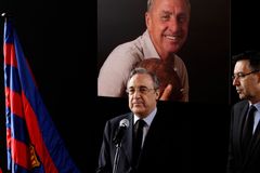 V Barceloně uctívají legendu Cruyffa. Přijel i prezident Realu Madrid