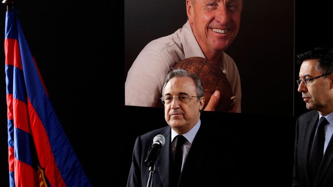 Prezident Realu Madrid Florentino Pérez pronáší řeč v Barceloně k uctění památky Johana Cruyffa.
