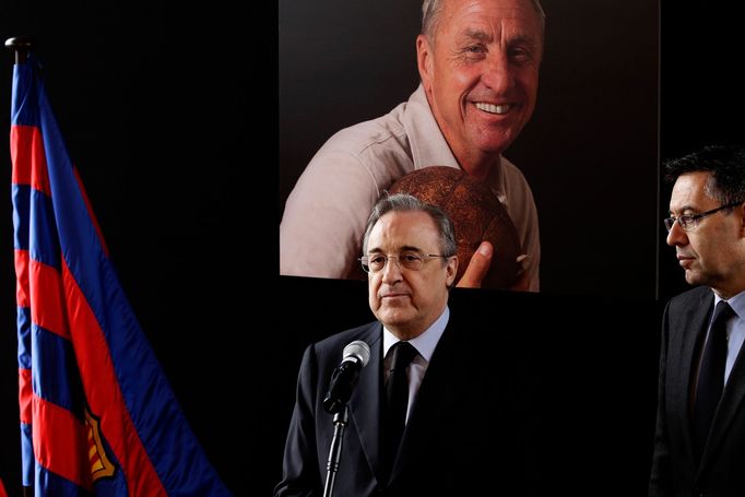 Florentino Pérez, uctění Johana Cruyffa v Barceloně.