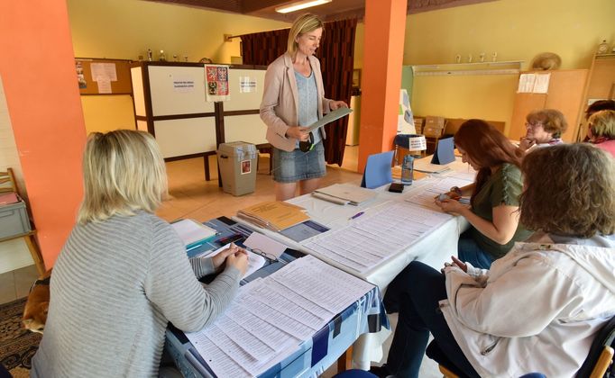 Volební komise napříč Českou republikou teď čeká sčítání hlasů.