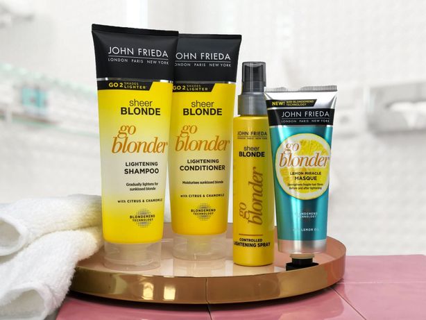 Řada produktů péče o blond vlasy značky John Frieda zahrnuje zesvětlující šampon, kondicionér, sprej a regenerační masku.