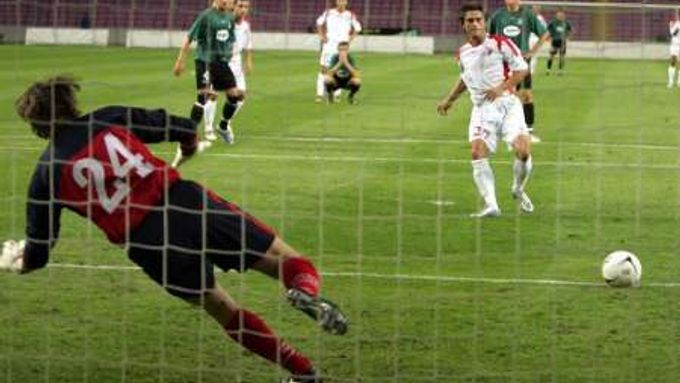 Sanel Kuljic z FC Sion (vpravo) skóruje z penalty prot gólmanovi FC Ried Thomasi Gebauerovi (vlevo) během odvety druhého předkola Poháru UEFA na Stade de Geneve.