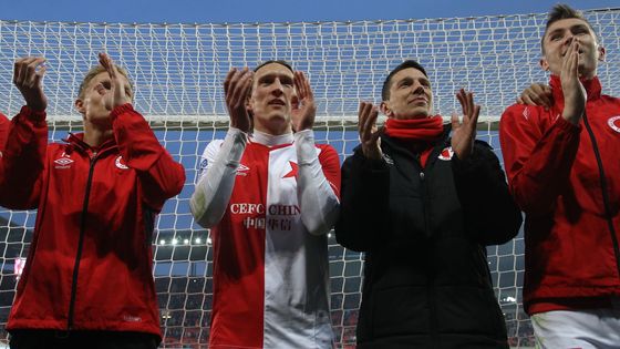 Ani premiér Bohusla Sobotka si nenechal ujít jeden ze šlágrů českého fotbalového jara a přišel na Eden shlédnout zápas domácí Slavie s Viktorií Plzeň.