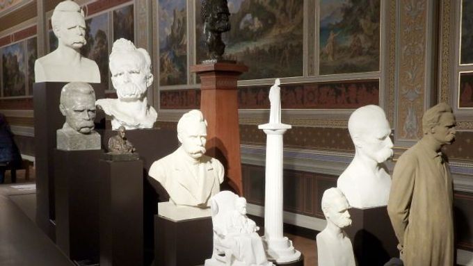 Busty Friedericha Nietzscheho vystavené ve výmarském Novém muzeu v rámci expozice o Bauhausu.