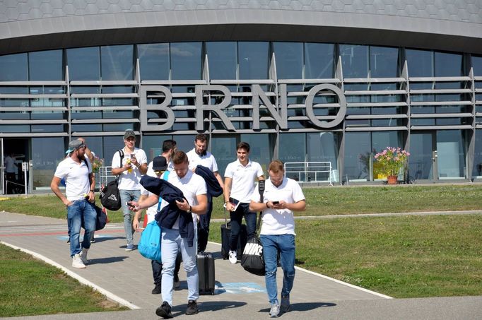 Cestující opouštějící odbavovací halu Letiště Brno - Tuřany. Současnost