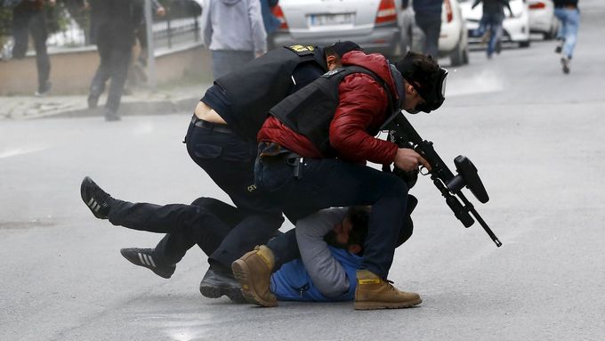 Turecká policie zasahuje proti prokurdskému demonstrantovi v Istanbulu.