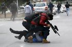 Při útoku v Turecku zemřeli tři vojáci. Čelíme nejhorší sérii terorismu v historii, řekl Erdogan