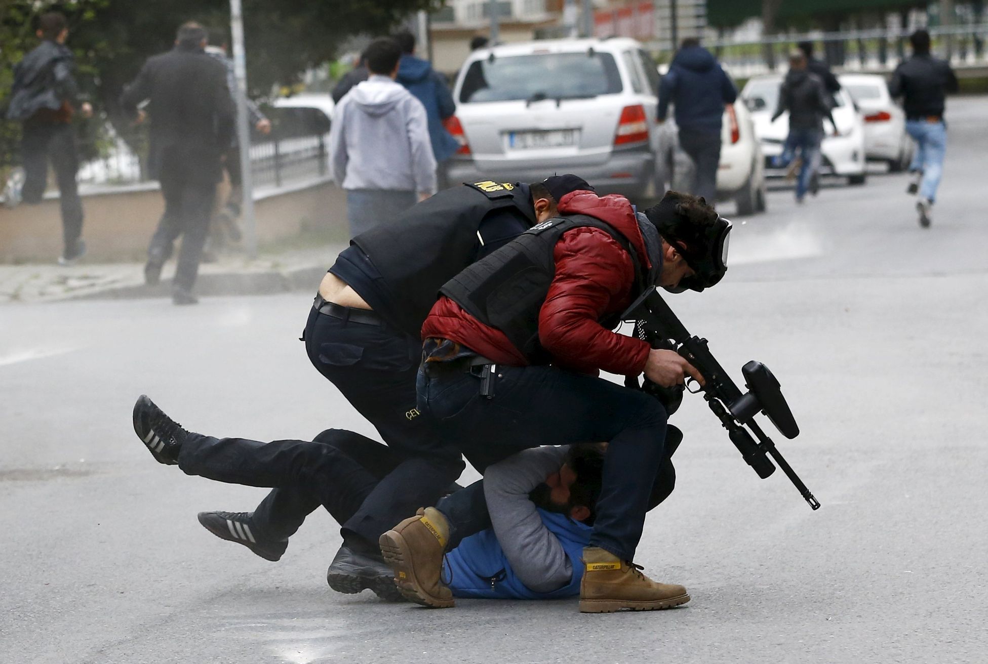 Turecká policie zasahuje proti prokurdskému demonstrantovi v Istanbulu.