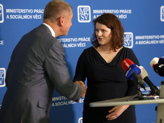 Premiér Andrej Babiš uvádí novou ministryni do funkce.