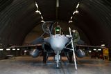 Jako první do libyjského vzdušného prostoru vlétly francouzské letouny Rafale.