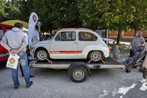 Přes 300 Fiatů: Unikátní vozy se vystavují v Praze, nechybí ani auto po Karlu Gottovi