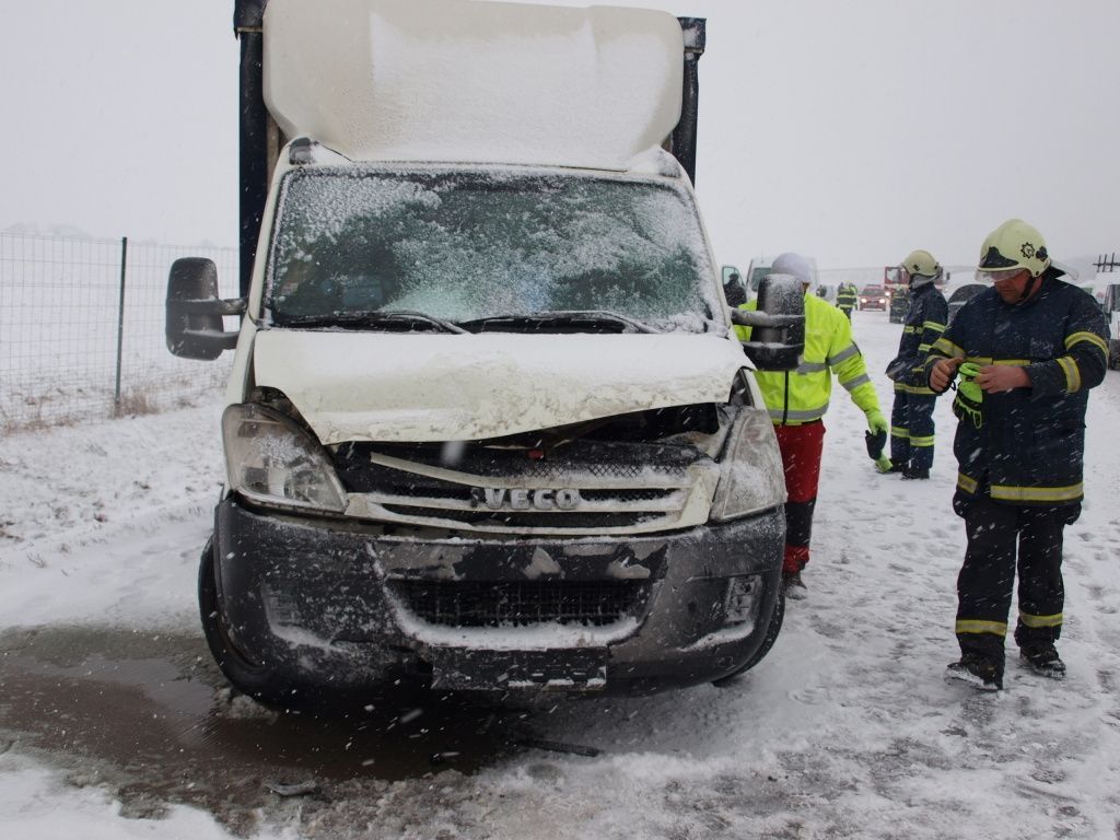 Nehoda - D11 - dodávka - hasiči - sníh