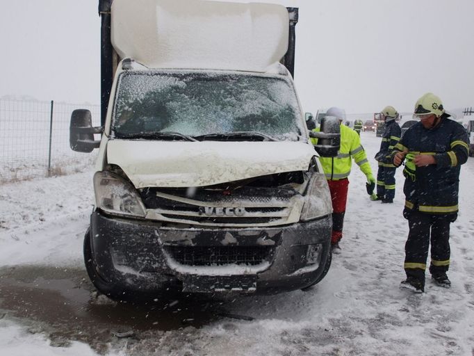 Úterý 12. 2. 2013: Dopolední nehoda dvou osobních vozidel a dvou dodávek na 69. kilometru dálnice D11.