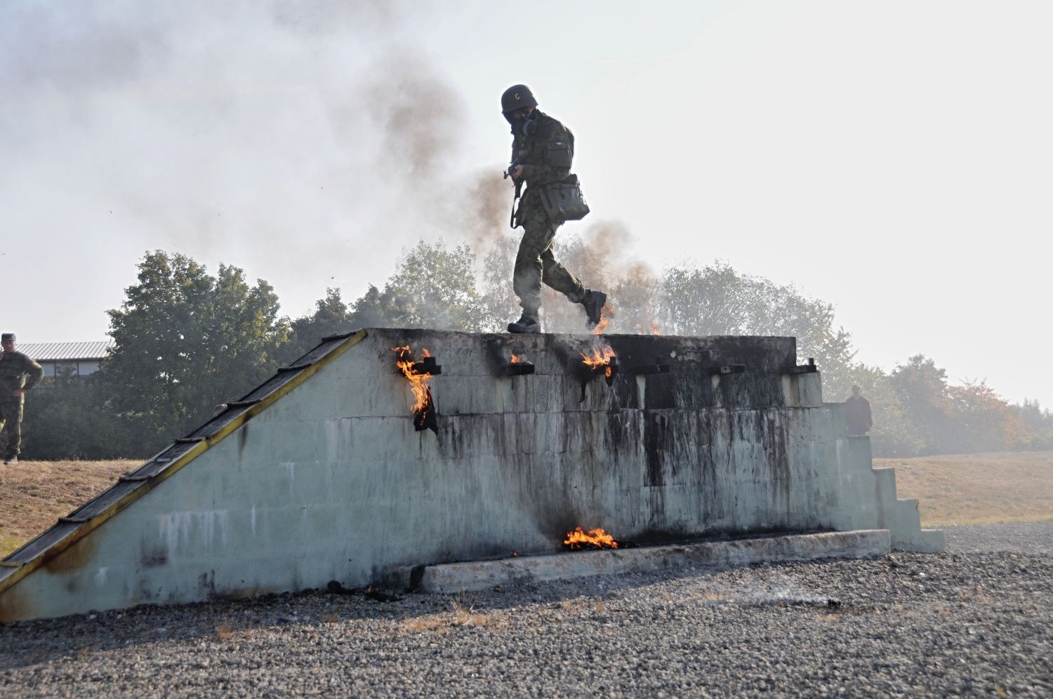 Cvičení Dukly Praha: běh po hořící zdi