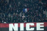 Poprvé od masakru v Paříži se ve Francii hrál ligový fotbal. Čtrnácté kolo nejvyšší soutěže otevřel páteční duel Nice s Olympique Lyon.