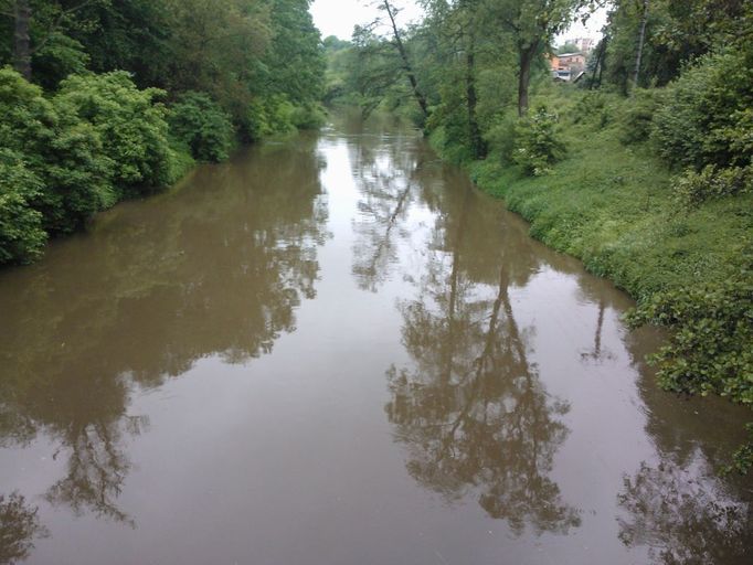 Nasycená řeka Jihlava v Jihlavě.