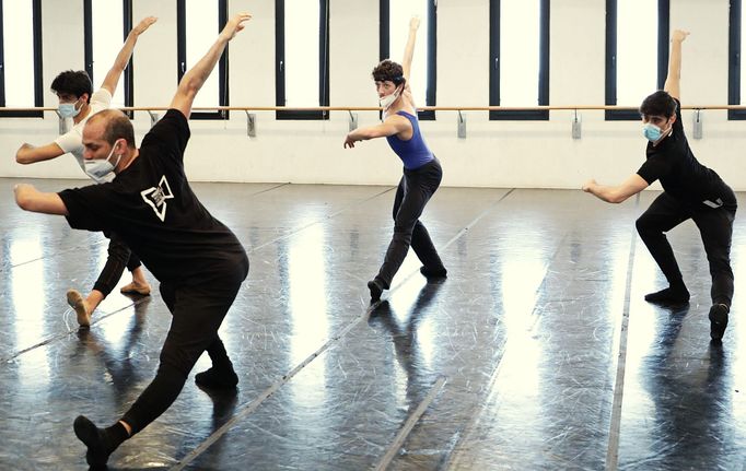 Mužské baletní trio v La Scale zkouší choreografii Jiřího Bubeníčka na skladbu Johanna Pachelbela Kánon D dur.